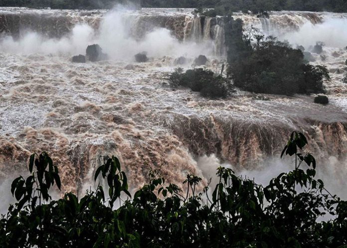 Las cataratas del Iguazú se desbordan tras las fuertes lluvias torrenciales