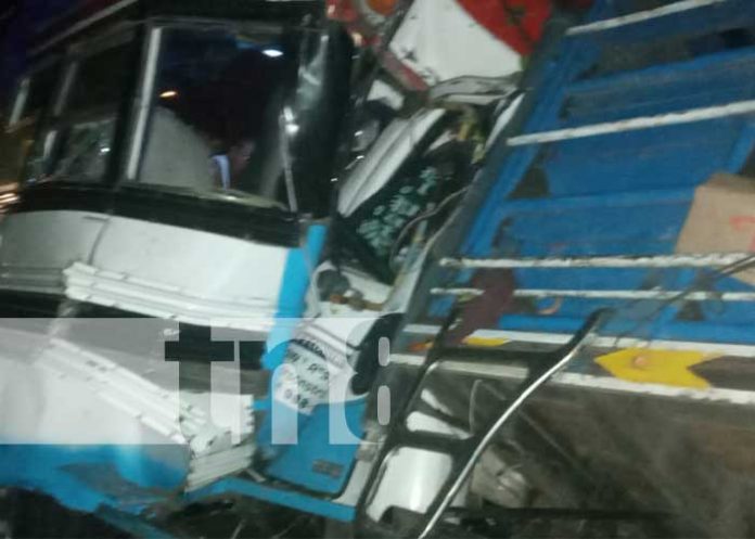 Accidente entre camión y bus en Villa Sandino, Chontales