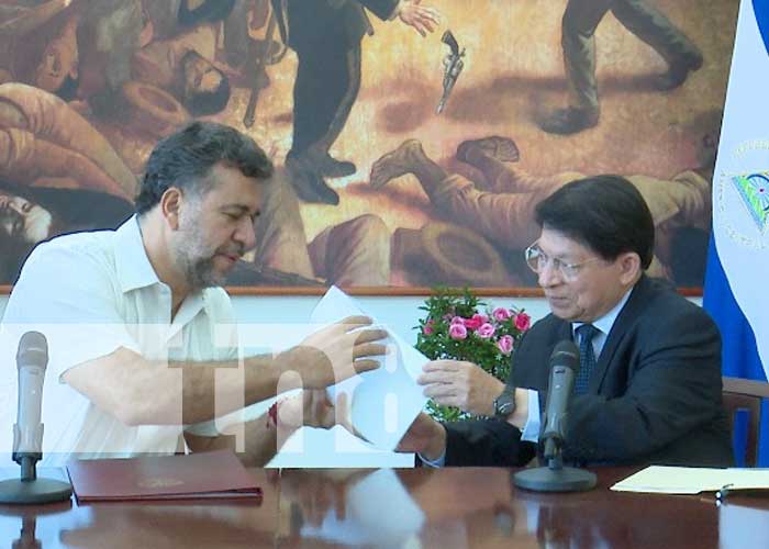 Nuevo embajador de Colombia presenta copias de estilo en Nicaragua