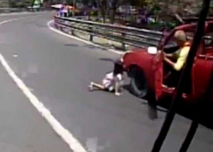 Viva de milagro niña tras caer de taxi en movimiento en Ecuador (Video)