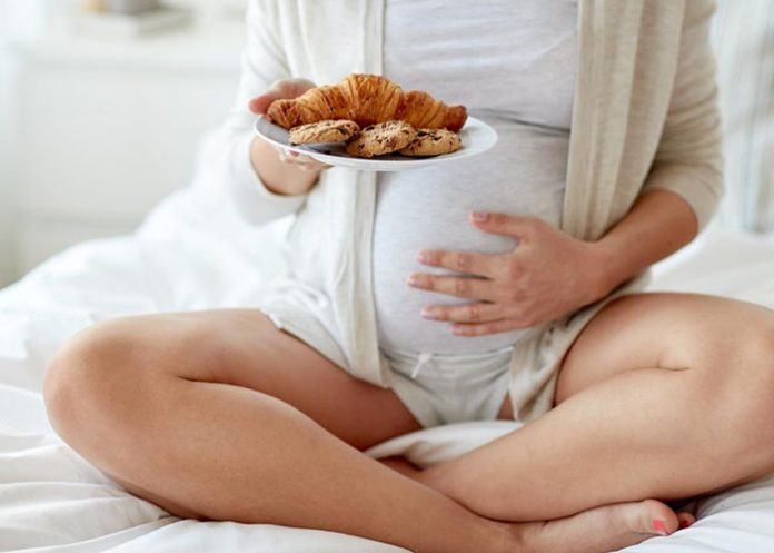 «Importante» comer muchos ultraprocesados en el embarazo afecta a la habilidad verbal del niño