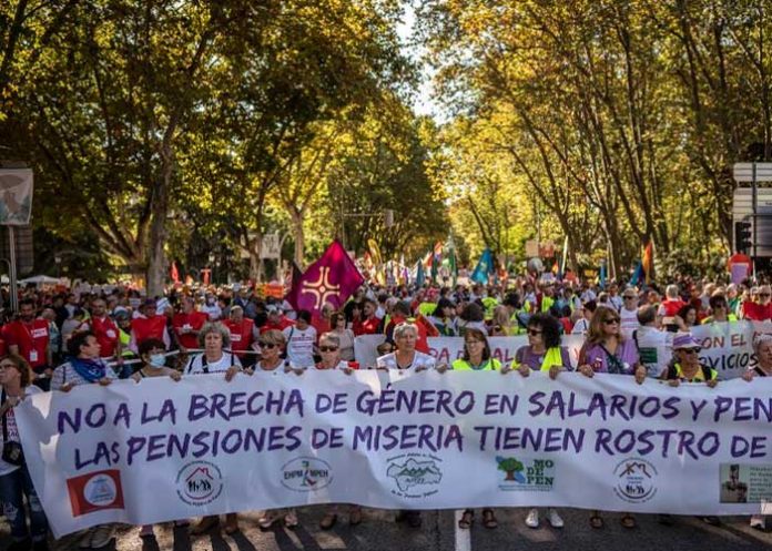 Miles de personas claman aumento de pensiones y salarios en Madrid, España