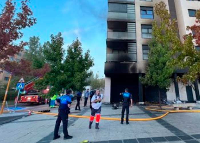Niño muere por inhalar humo tras una explosión en un local en Madrid