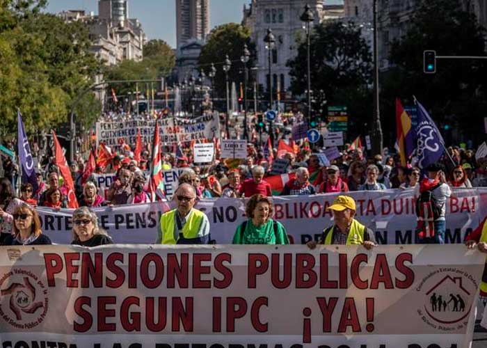 Miles de personas claman aumento de pensiones y salarios en Madrid, España