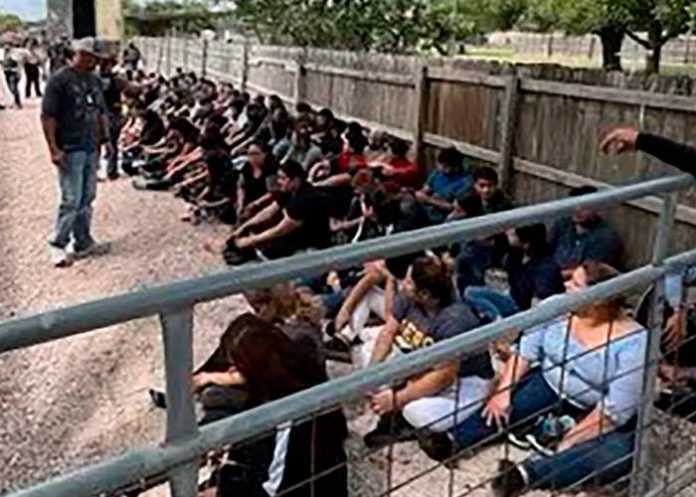 Una vez más dejan tirados a 84 migrantes dentro de un camión en Texas