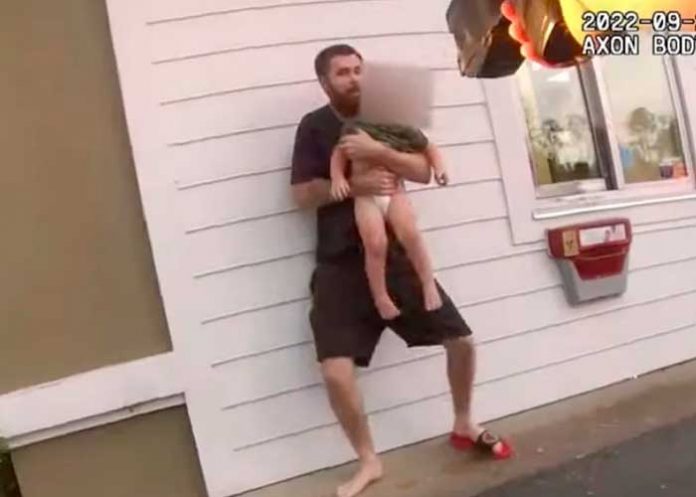 ¡Clase imprudencia! Policía de Florida dispara a hombre con bebé como escudo