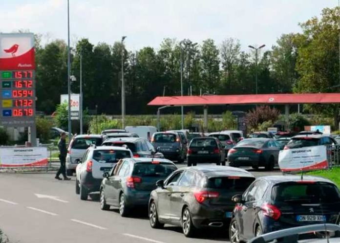 Huelga en varias refinerías de Francia agrava la escasez de combustible