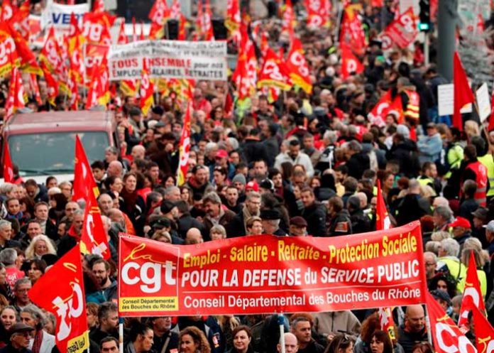 Miles de personas en Francia intensifican huelga por un alza salarial