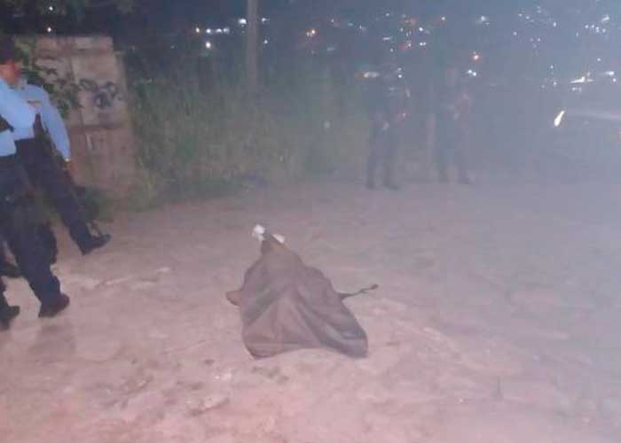 A plena luz del día falsos policías acribillan a una joven en Honduras