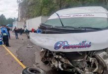 Desperfecto mecánico ocasiona colisión entre microbús y camión en Honduras