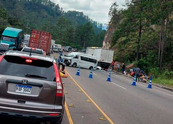 Desperfecto mecánico ocasiona colisión entre microbús y camión en Honduras