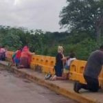 Postrados de rodillas claman para que Julia no cause tragedia en Honduras