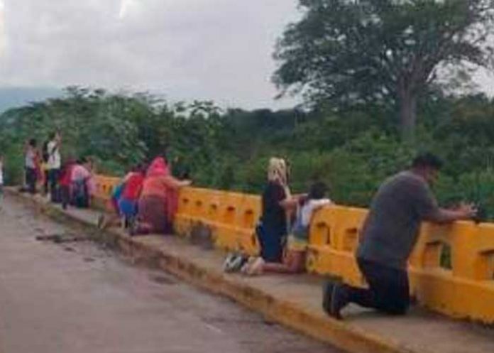 Postrados de rodillas claman para que Julia no cause tragedia en Honduras