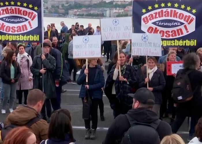 Miles de profesores realizan huelga por un mejor salario en Hungría