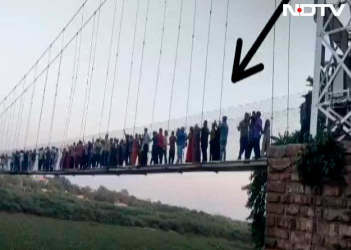 ¡De terror! 60 muertos en India por la caída de un puente colgante