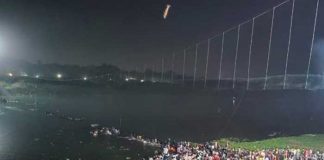 ¡De terror! 60 muertos en India por la caída de un puente colgante