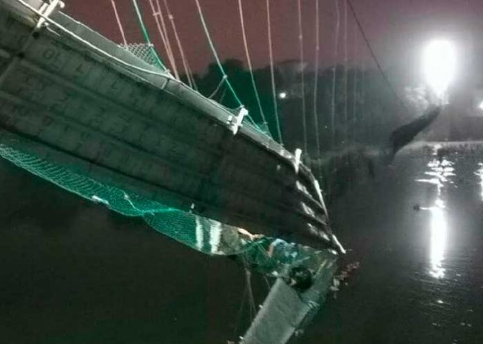 Cifra de muertos tras el derrumbe de un puente en la India aumentó a 137