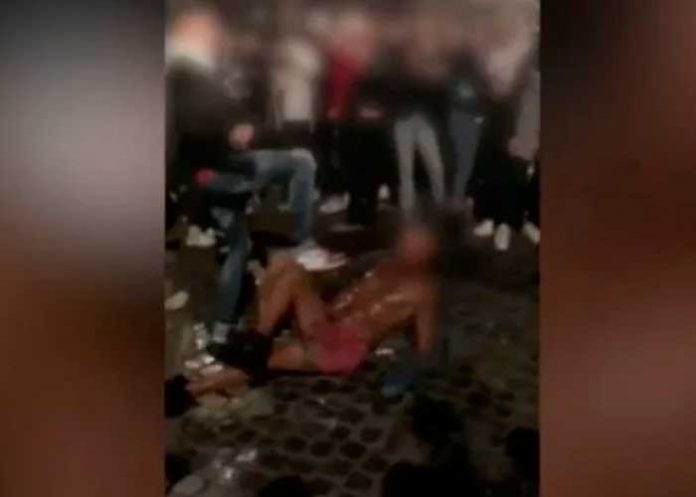 Un grupo de jóvenes le propinan una brutal golpiza a un indigente en Roma