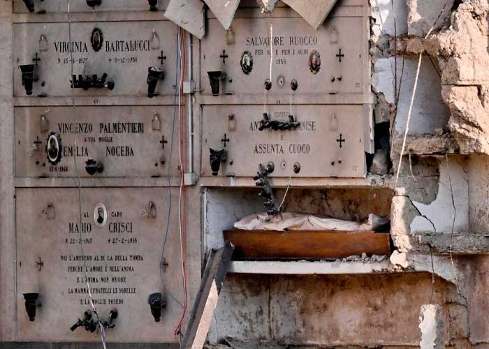 Insólito derrumbe en un cementerio de Italia deja al aire libre varios ataúdes