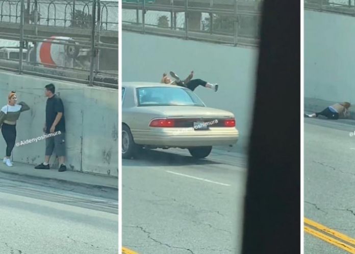 Mujer se arroja a los carros en una pelea con su marido