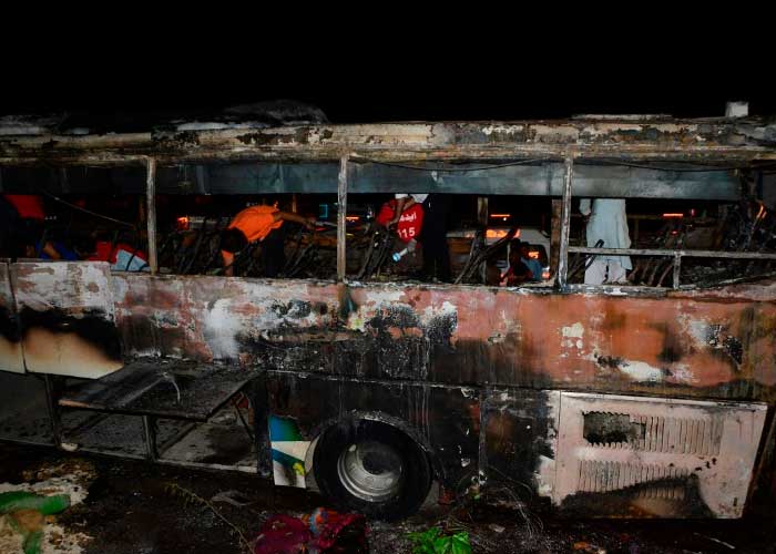 12 niños mueren calcinados dentro de un bus en llamas en Pakistán
