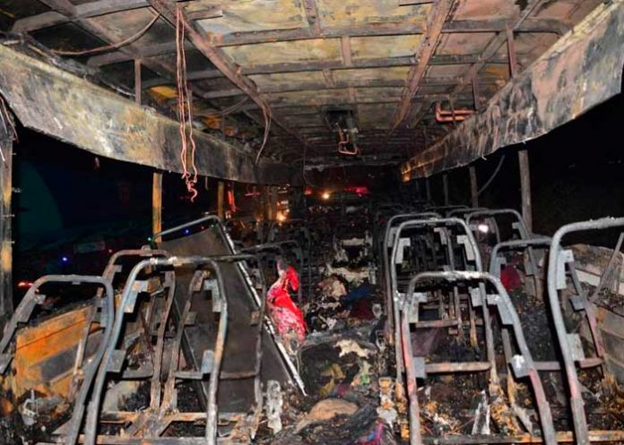 12 niños mueren calcinados dentro de un bus en llamas en Pakistán