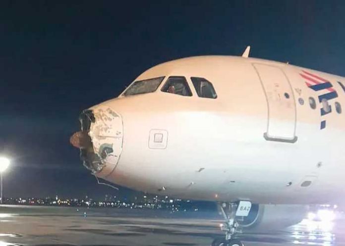 ¡De infarto! Avión terminó destrozado tras una aterradora turbulencia