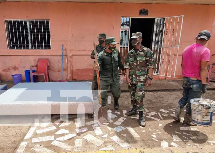 Labores de limpieza en El Rama, Caribe Sur, tras el paso de Julia