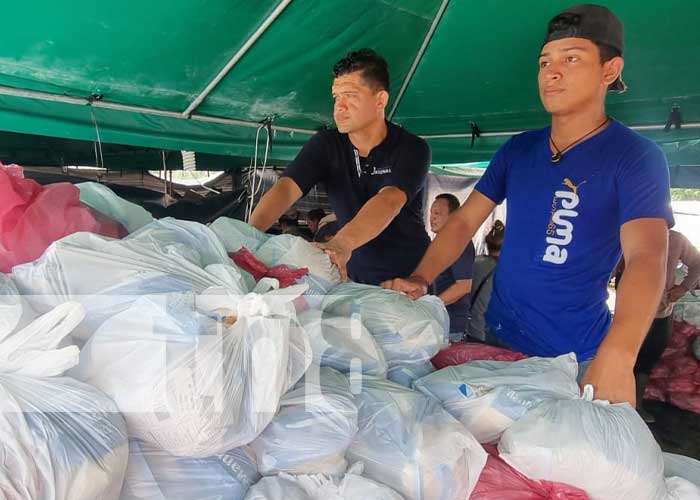 Labores de limpieza en El Rama, Caribe Sur, tras el paso de Julia