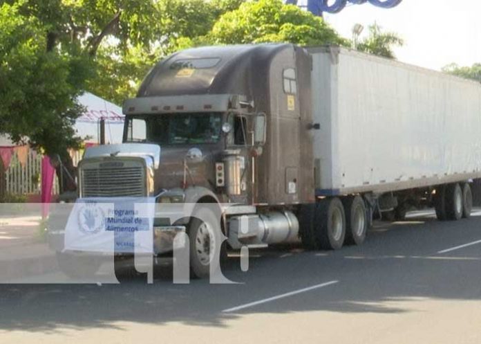 Camiones con alimentos para familias en El Rama