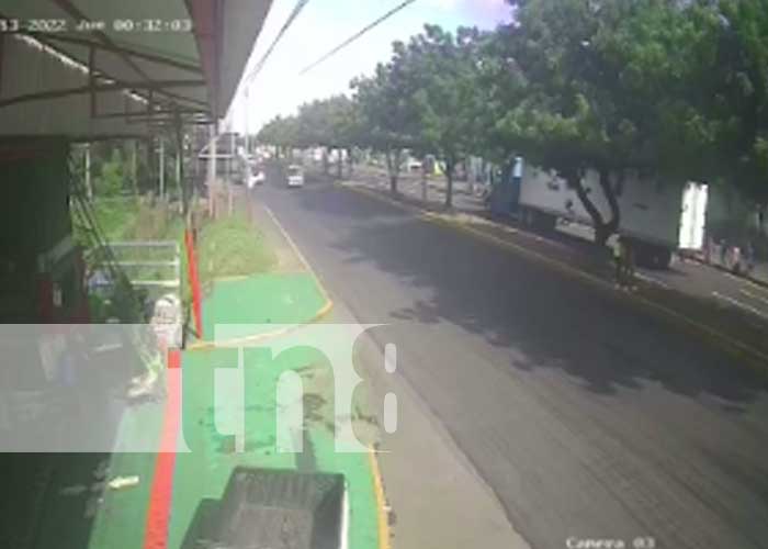 : Brutal accidente de rastra con motos en Managua