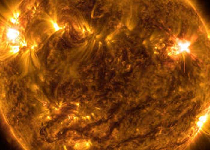 La NASA capta una imagen de la 'sonrisa' del Sol 