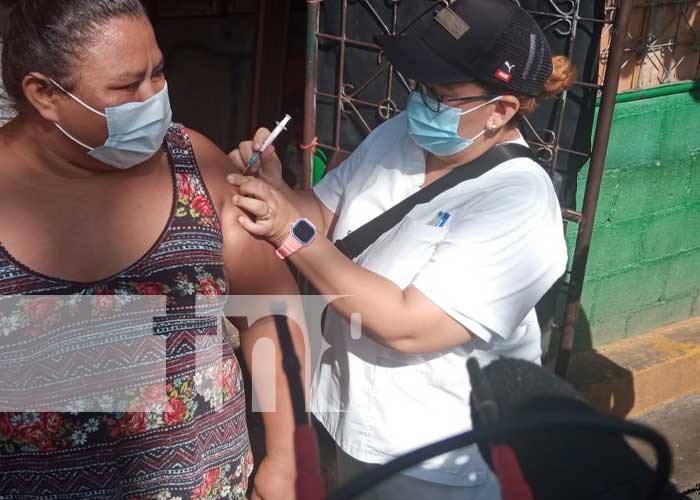 Jornada de vacunación en un barrio de Managua