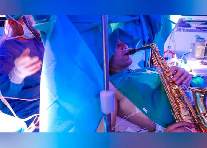 Impresionante hombre toca el saxofón mientras le extraían un tumor cerebral