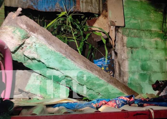 Familia queda en la intemperie tras colapsar su vivienda en Managua