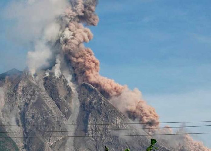 Emiten alerta en Hawái por posible erupción del volcán Mauna Loa