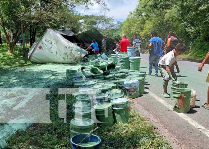 Pobladores aprovecharon un choque para llevarse pintura en Yalagüina, Madriz