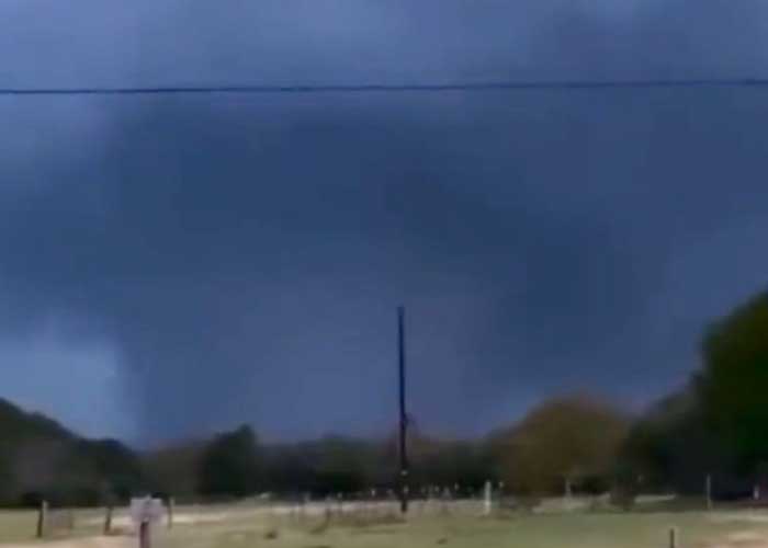 Fuerte tornado destruye todo a su paso en Estados Unidos (VIDEO)