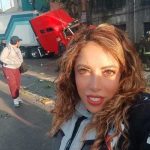 Critican a una reportera por sacarse "selfie" en pleno accidente de tráiler