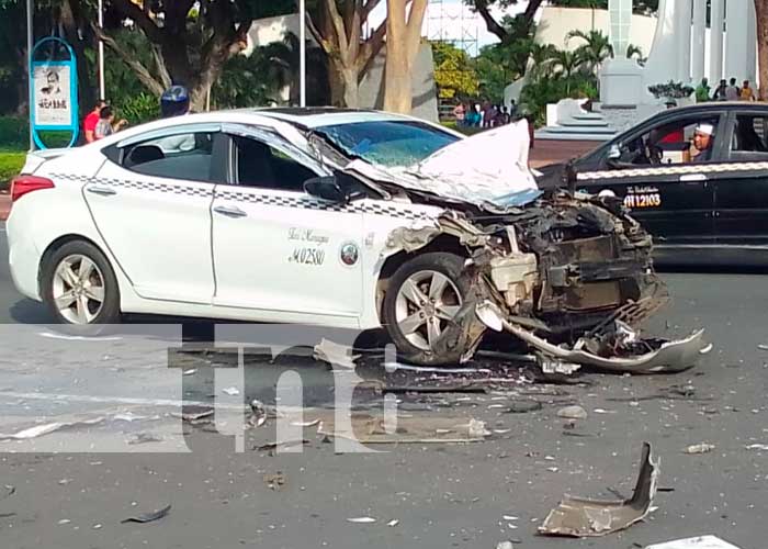 ¡Se dan con todo! Bus y taxi chocan de forma brutal en Managua