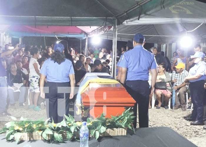 Autoridades y familiares rinden homenaje póstumo a policía asesinada en Esquipulas