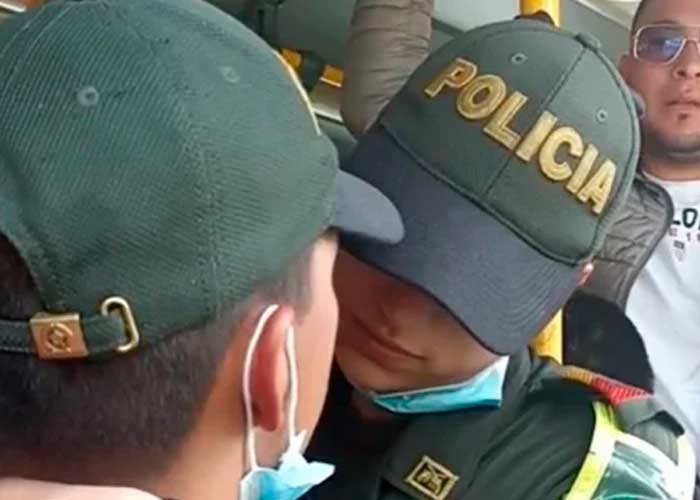 "Hermoso Poli-amor" Exhiben a policías dándose "cariñito" en el bus