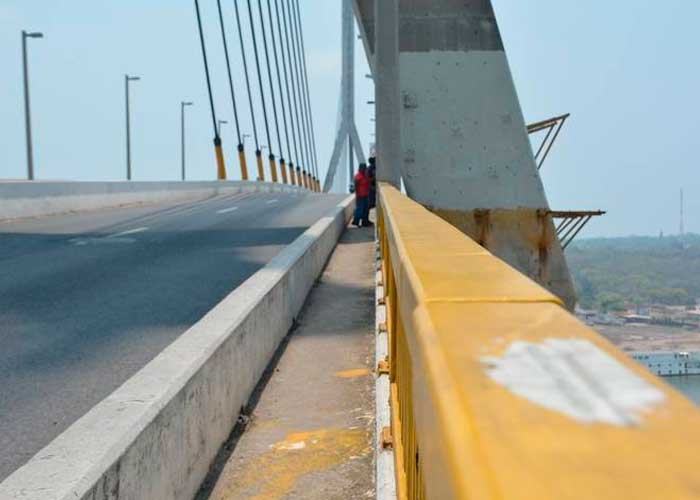 Graban un "ente extraño" saltando del puente de los suicidios en México