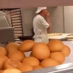 Graban a panadero lamiendo la masa antes de meterla al horno (Video)