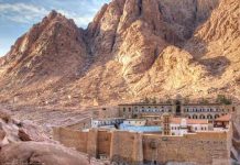 A los pies del Monte Sinaí se construye un nuevo becerro de oro / Por Rvdo. Miguel Ángel Casco González