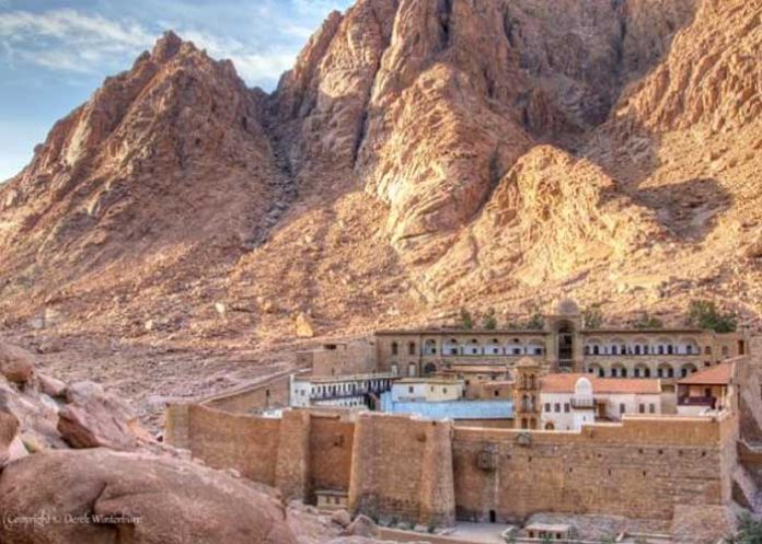 A los pies del Monte Sinaí se construye un nuevo becerro de oro / Por Rvdo. Miguel Ángel Casco González