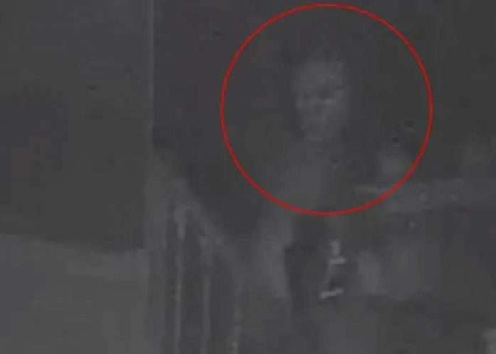 ¡De terror! Mujer capta en fotos un aterrador demonio en su casa