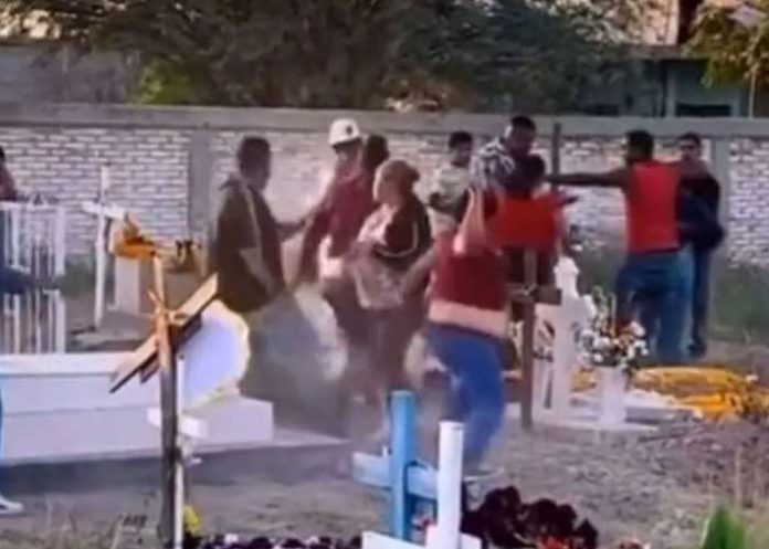 ¡VIDEO! Familia protagoniza brutal pelea mientras enterraban a pariente