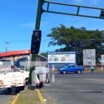 Ruta 117 presenta fallas mecánicas y se estrella contra un semáforo en Managua