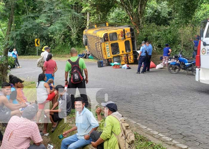 Bus termina volcado en El Jícaro, Nueva Segovia y deja varios lesionados